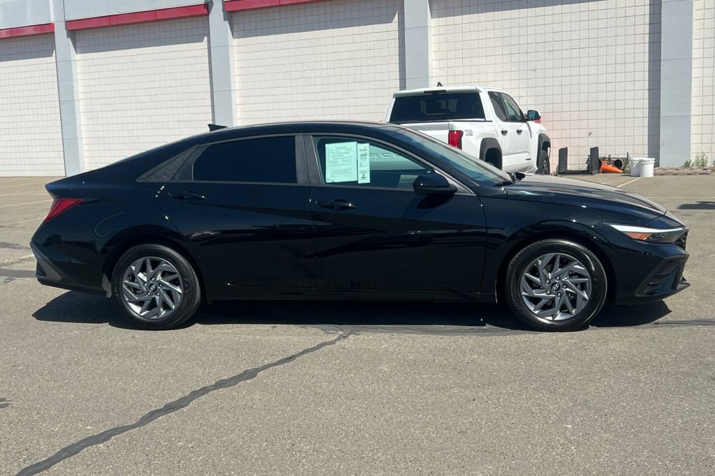 Used 2024 Hyundai Elantra Blue FWD image 3