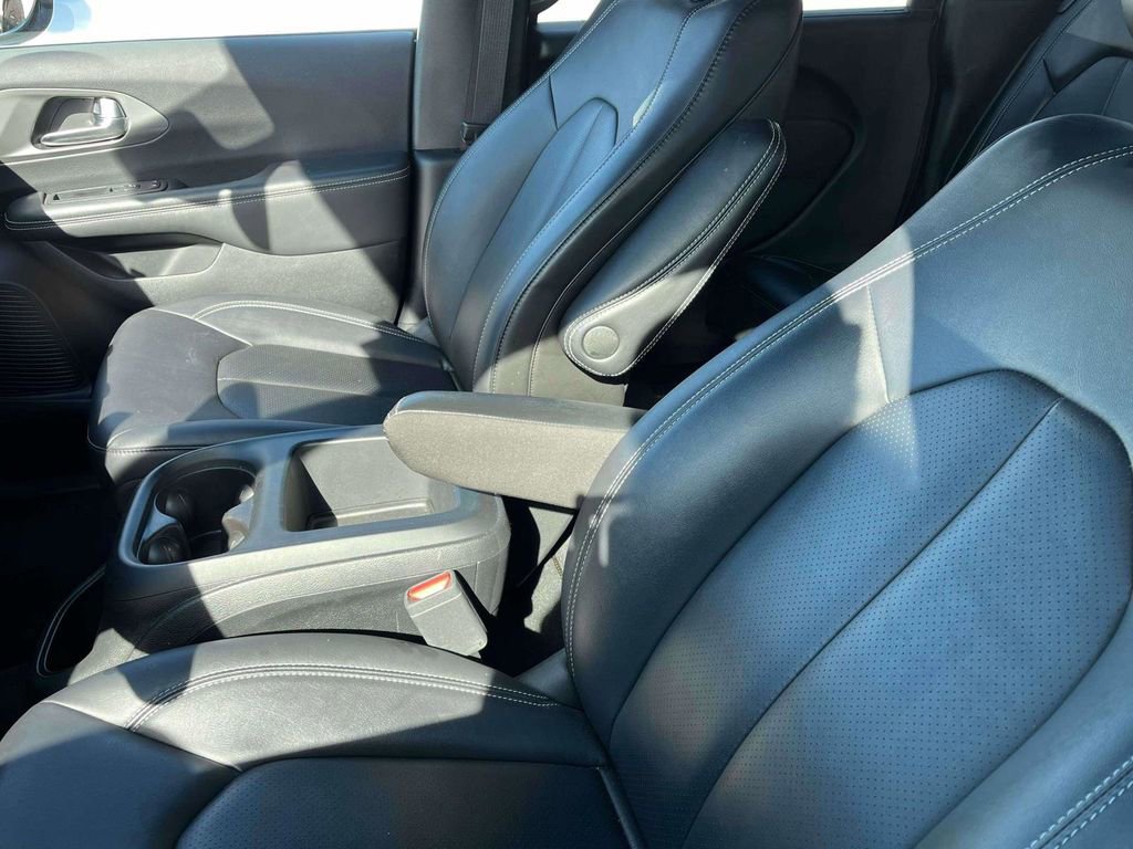 Used 2025 Chrysler Pacifica Select FWD image 5