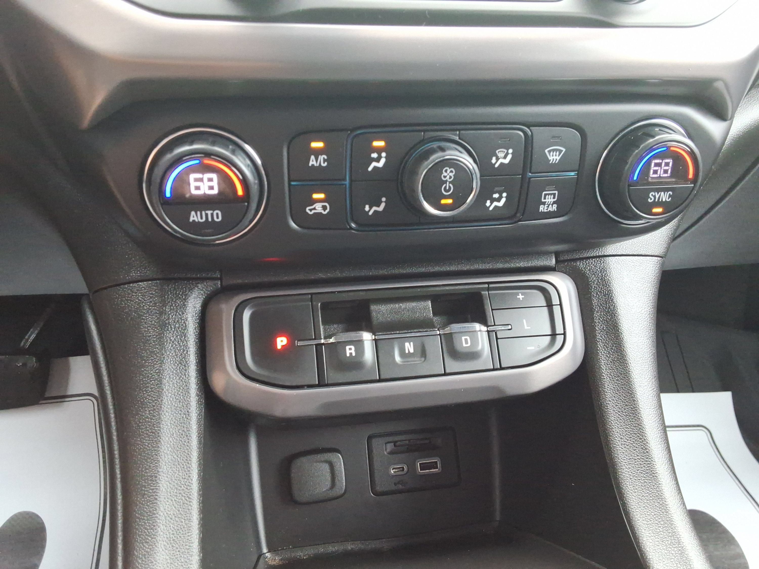 Used 2022 GMC Acadia AT4 w/ Technology Package AWD/4WD image 17