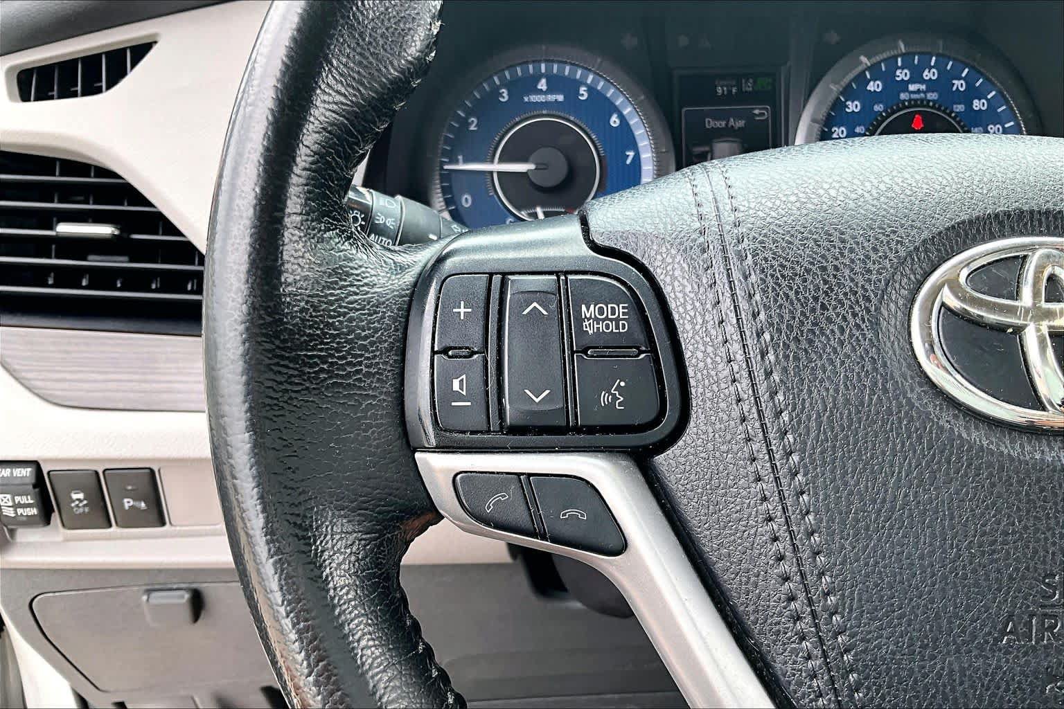 Used 2020 Toyota Sienna XLE Premium FWD image 22