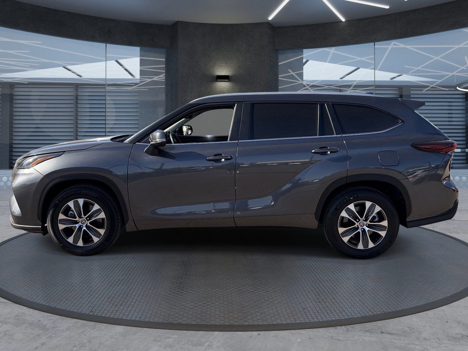 Used 2025 Toyota Highlander XLE FWD image 3