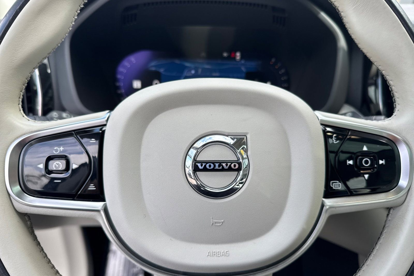 Used 2023 Volvo XC60 B5 Plus image 26