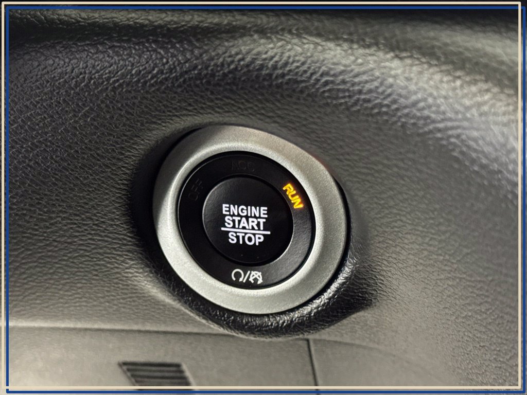 Certified 2025 Chrysler Pacifica Select FWD image 23