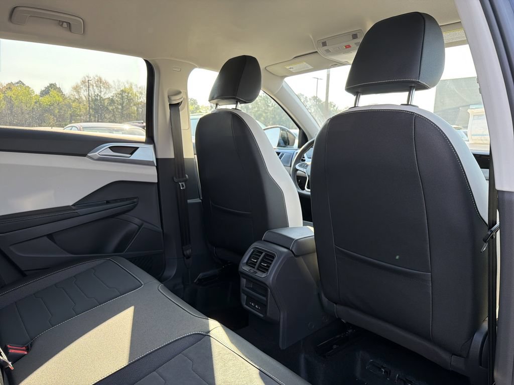 New 2026 Volkswagen Taos SE FWD image 17