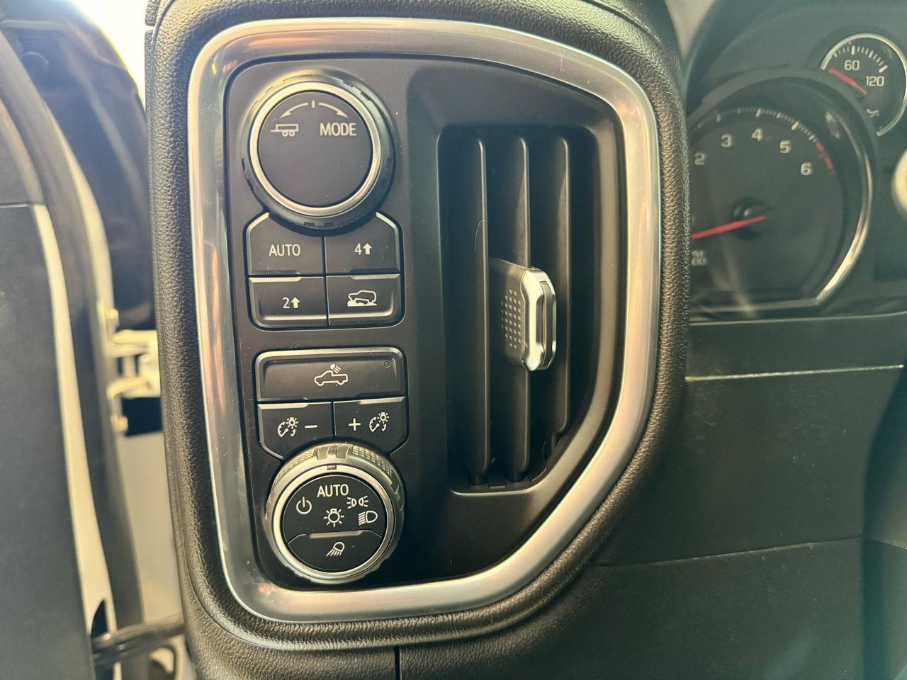 Used 2020 Chevrolet Silverado 1500 LT w/ Convenience Package AWD/4WD image 12