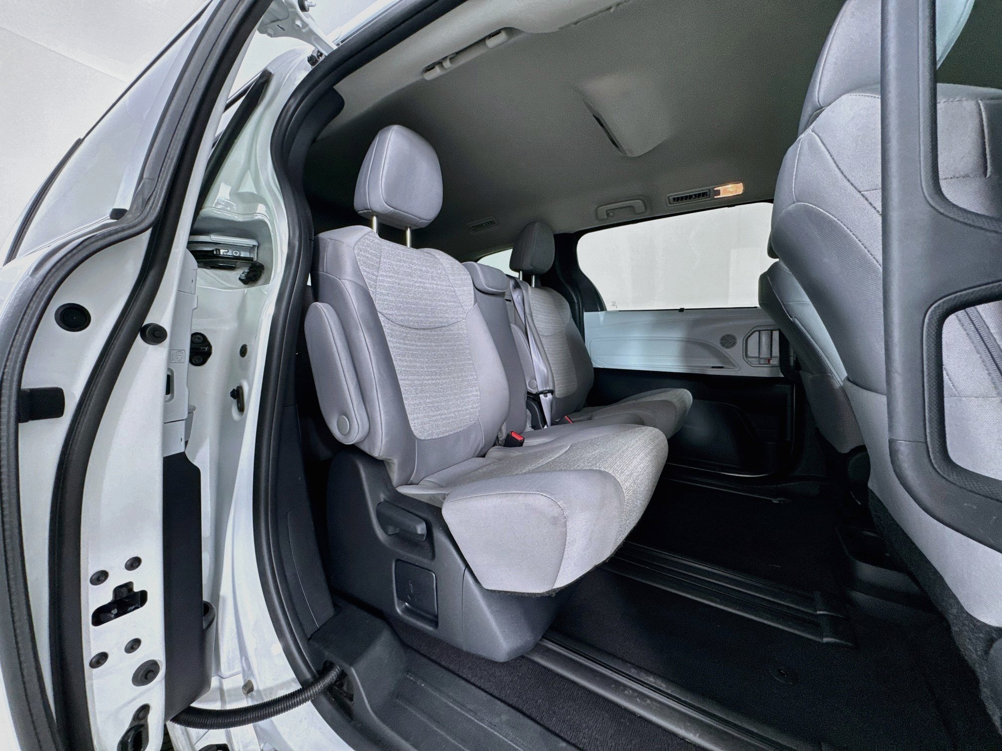 Certified 2025 Toyota Sienna LE FWD image 27