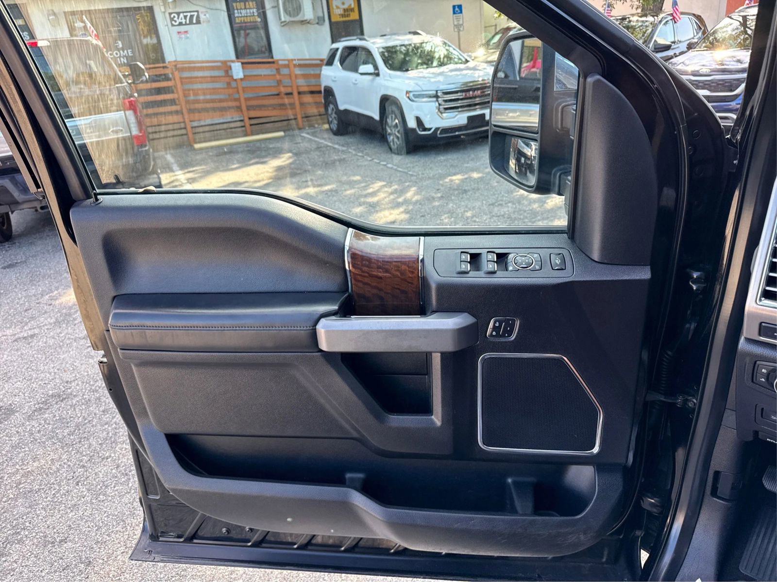 Used 2017 Ford F250 Platinum w/ Platinum Ultimate Package AWD/4WD image 19
