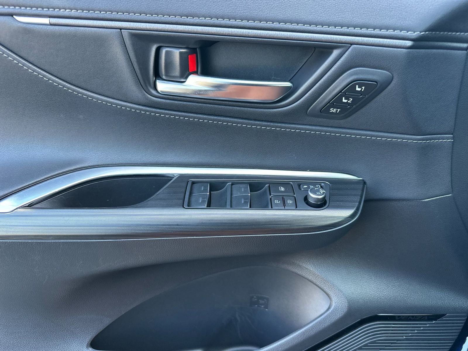 Used 2024 Toyota Venza XLE AWD/4WD image 11