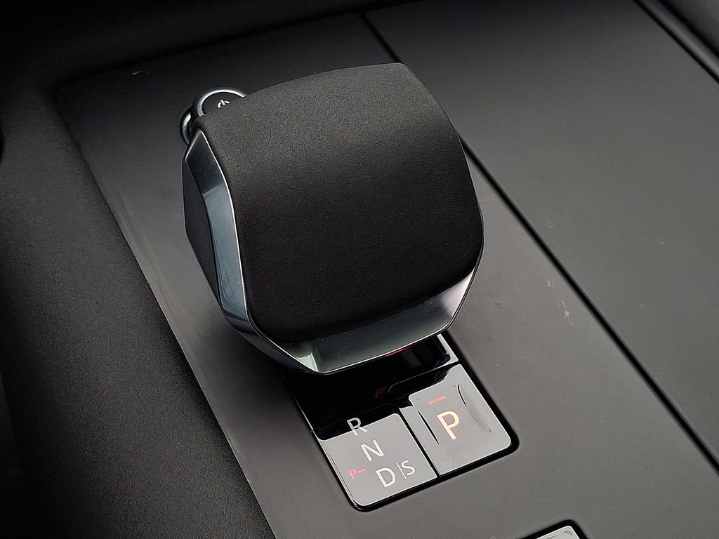 Certified 2025 Land Rover Discovery S image 19