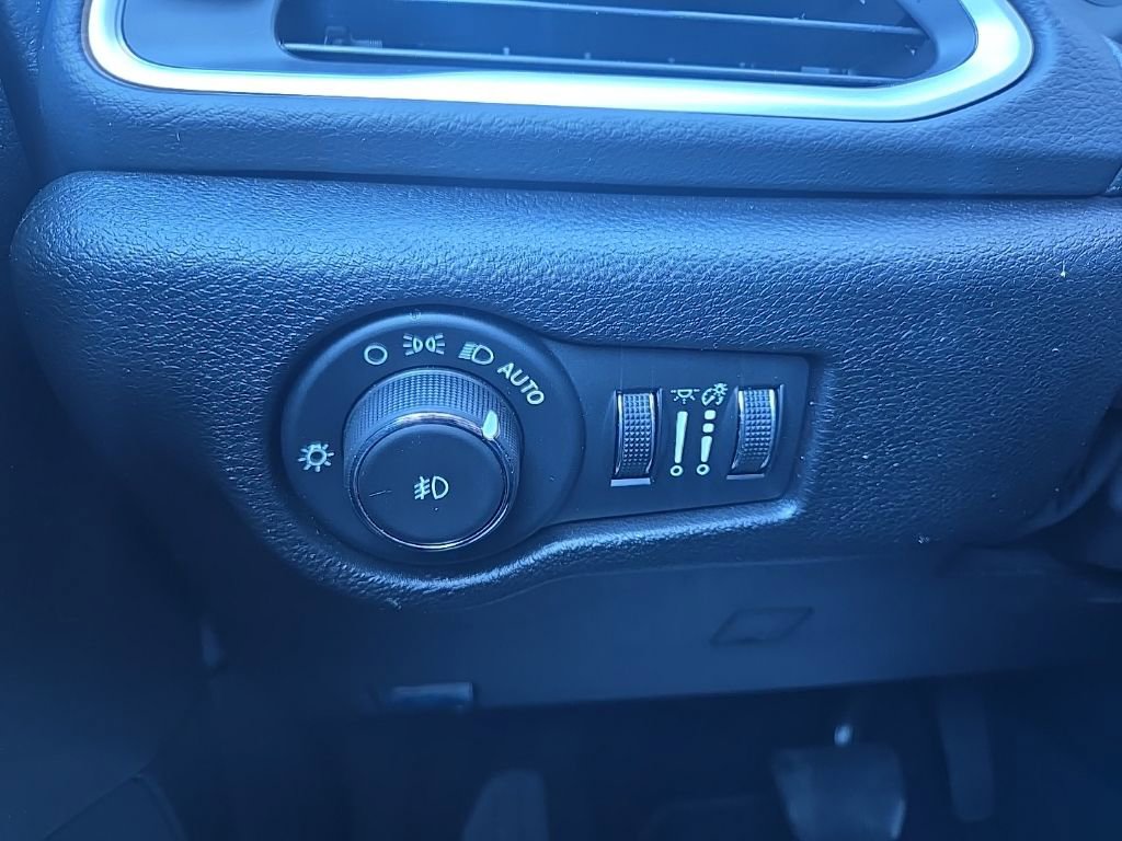 Used 2025 Chrysler Pacifica Select image 42