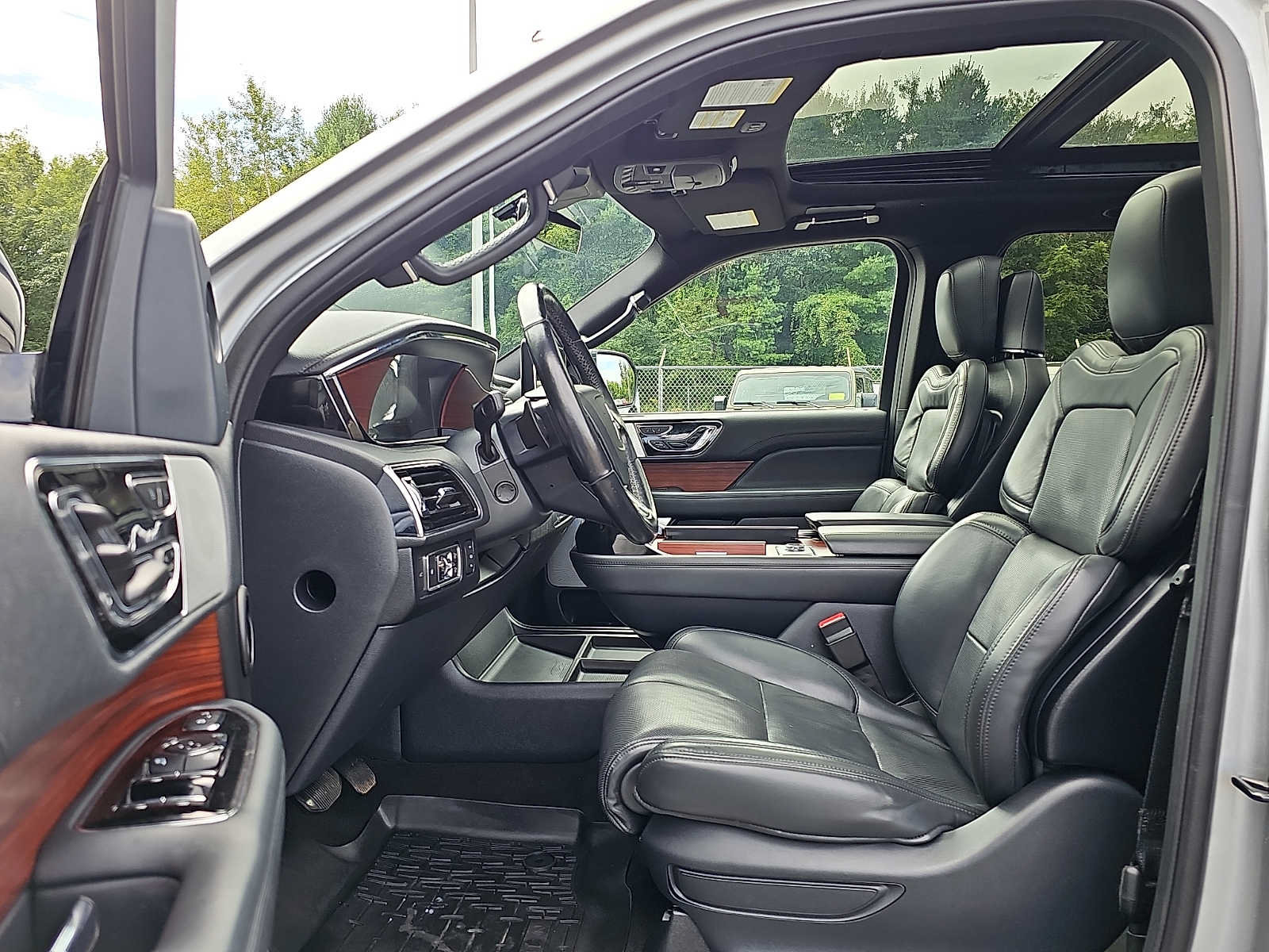 Used 2022 Lincoln Navigator L Reserve AWD/4WD image 17