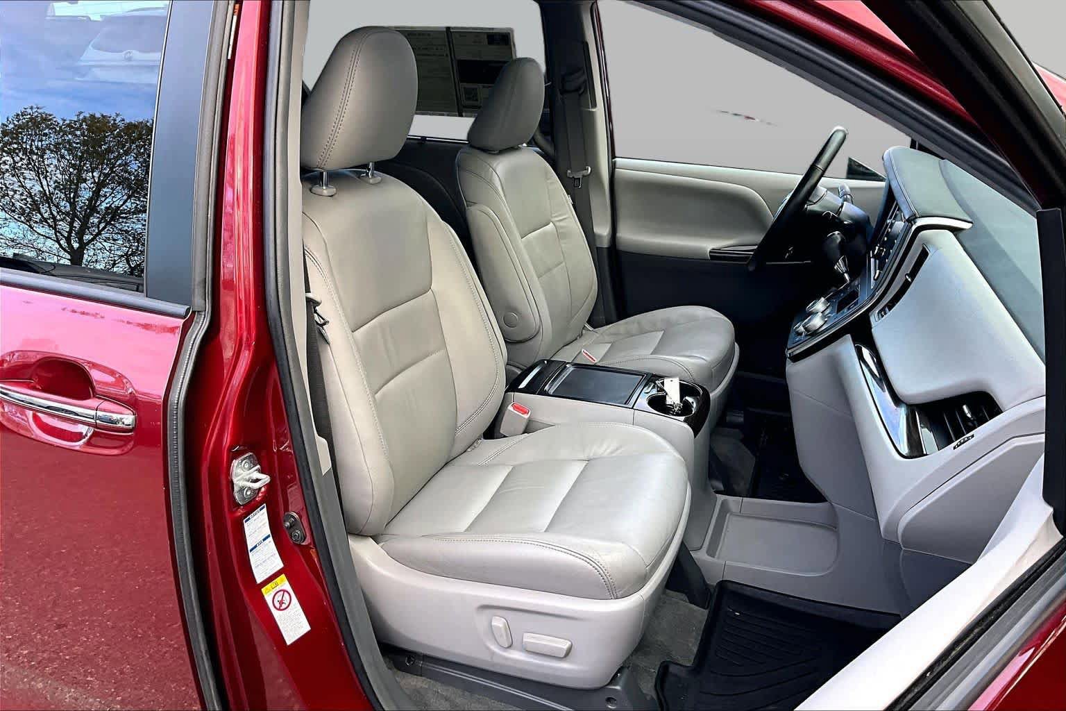 Used 2018 Toyota Sienna XLE w/ XLE Navigation Package AWD/4WD image 8