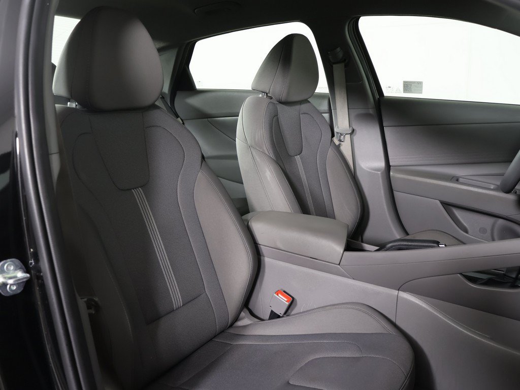 Certified 2025 Hyundai Elantra SE FWD image 26