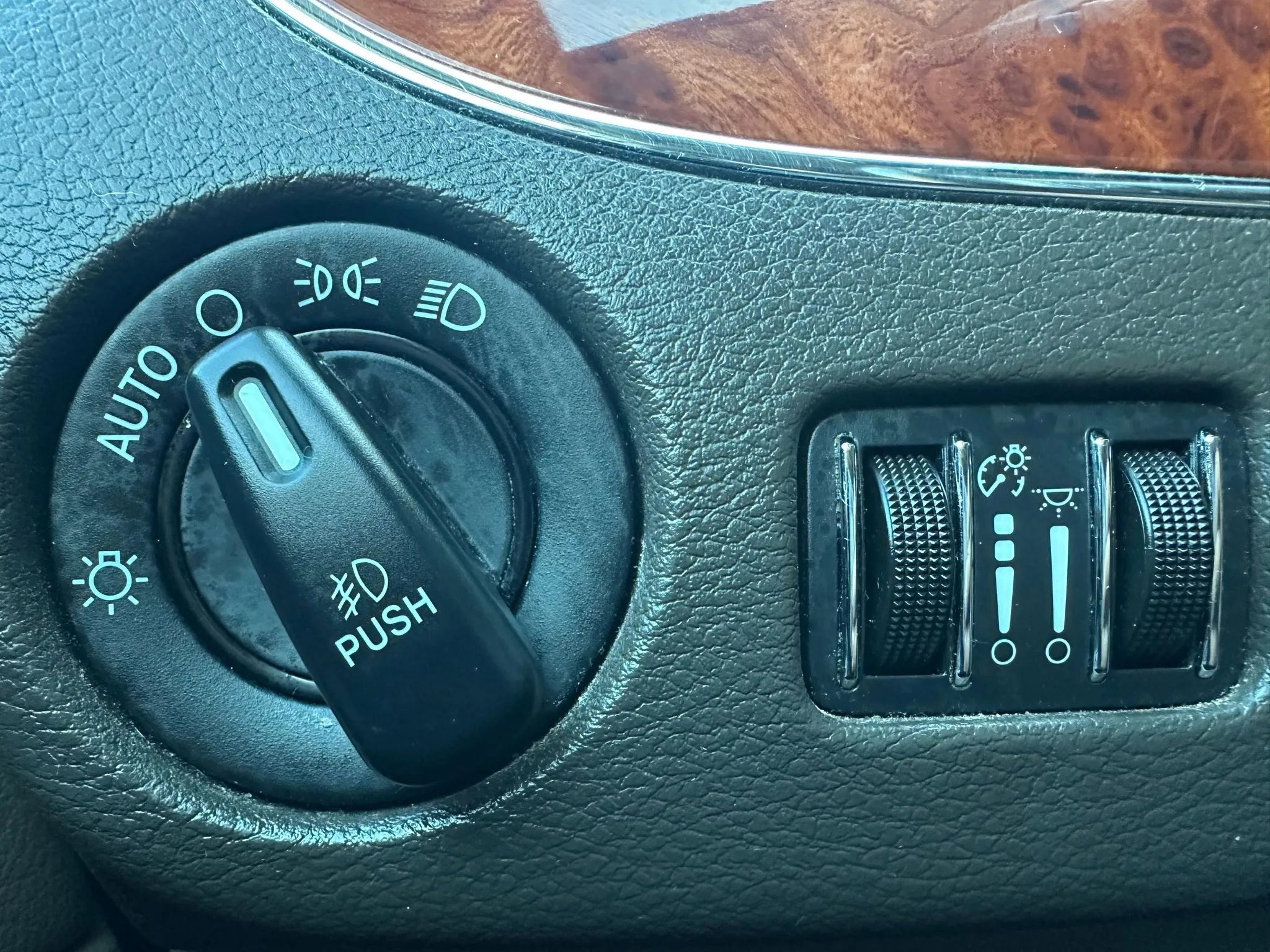 Used 2016 Chrysler Town & Country Touring FWD image 24