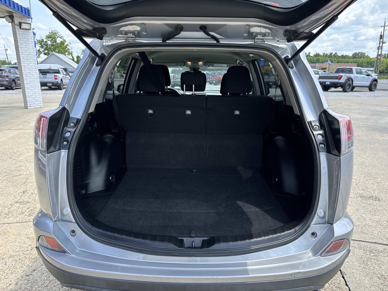 Used 2017 Toyota RAV4 LE FWD image 8