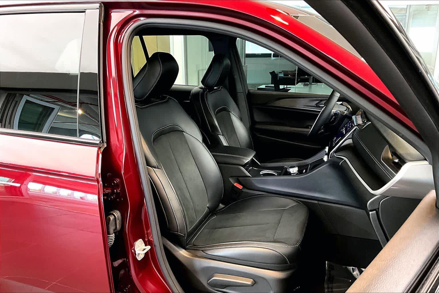Used 2025 Jeep Grand Cherokee Altitude RWD image 9