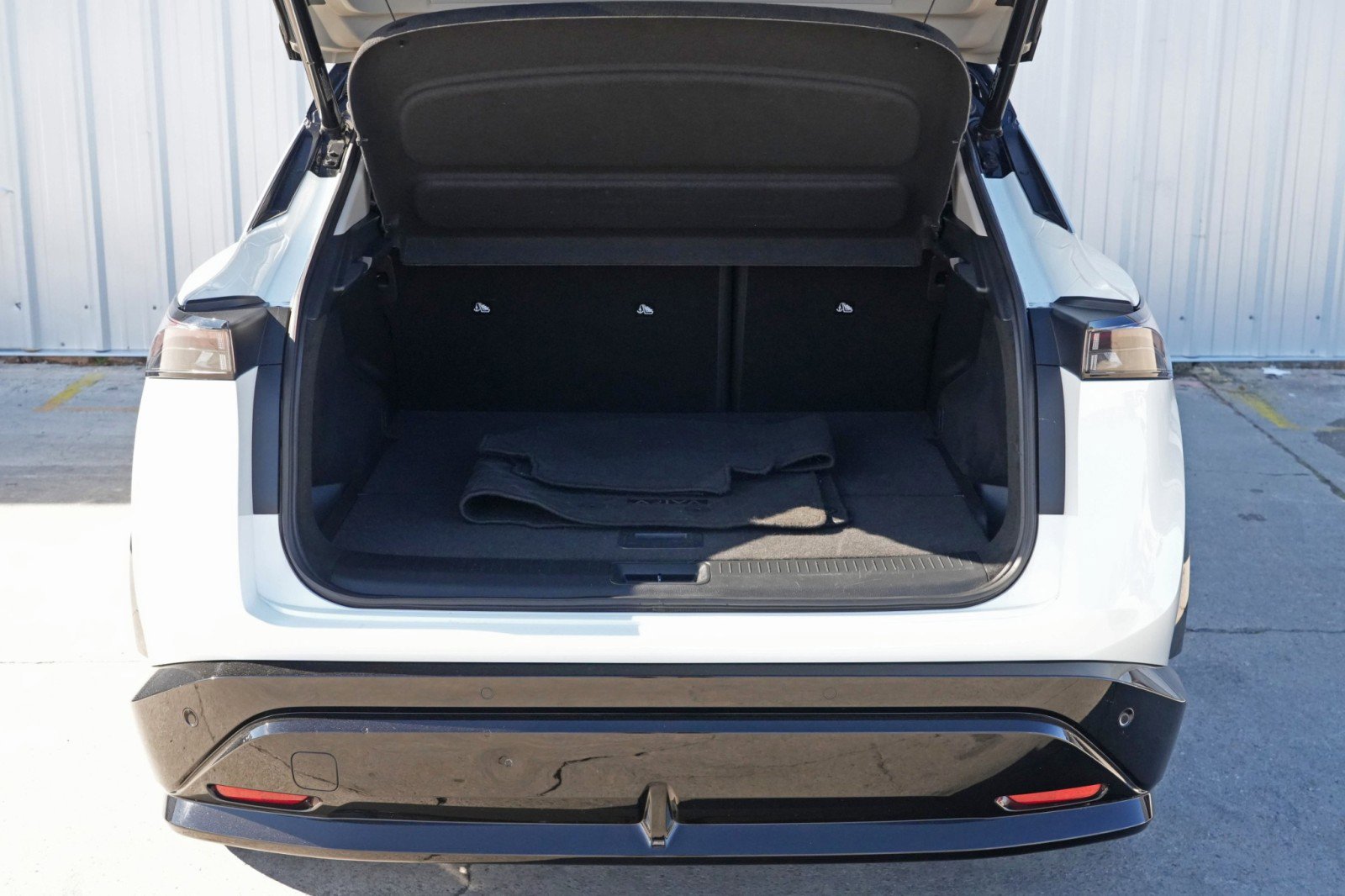 Used 2023 Nissan Ariya Premiere image 9