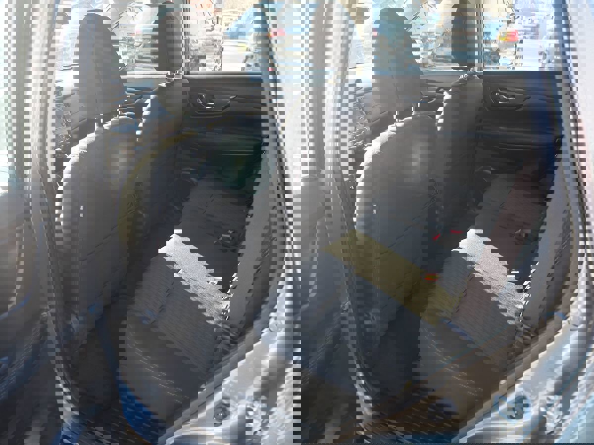 Used 2018 Nissan Rogue S image 19