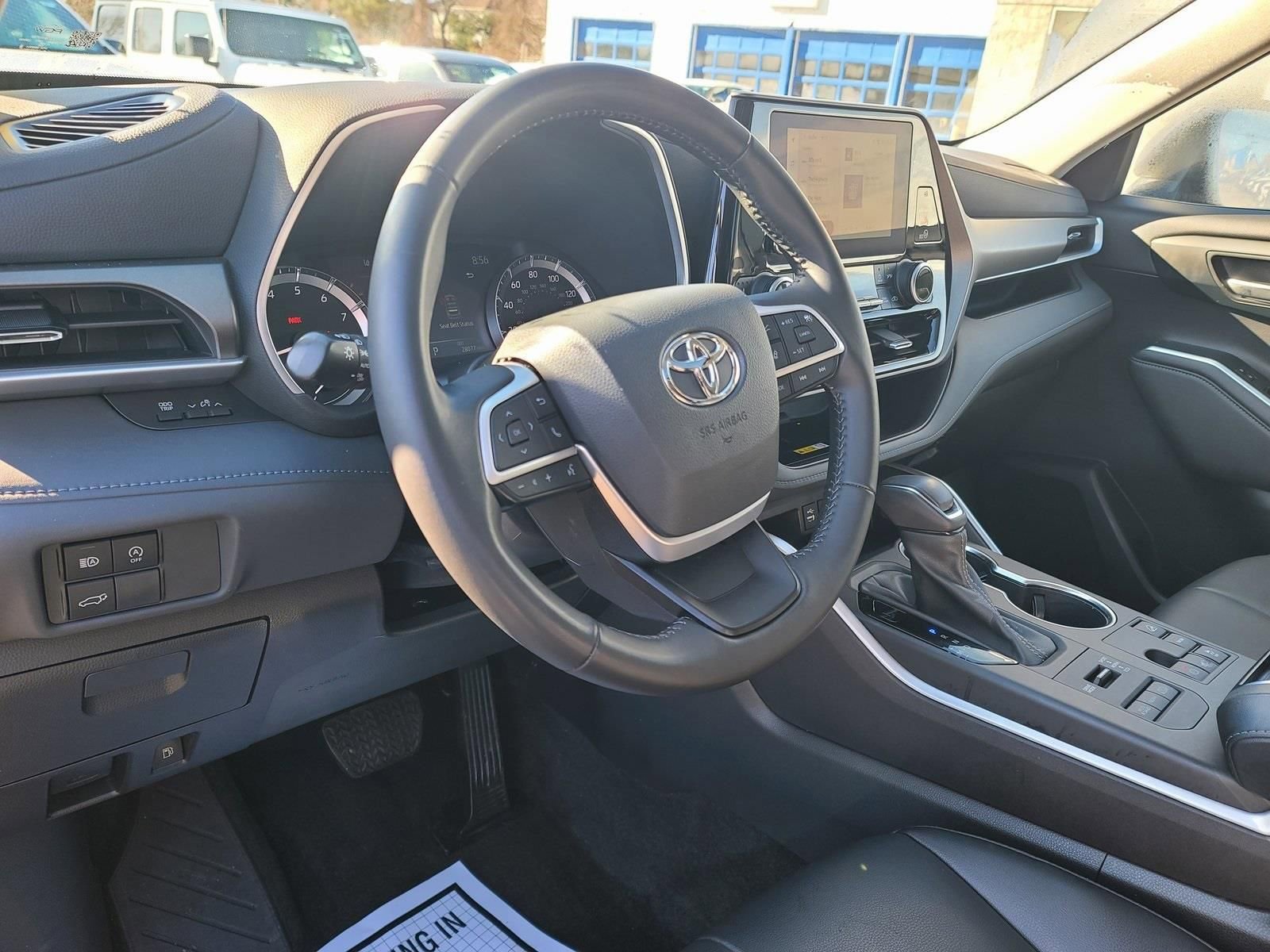 Used 2023 Toyota Highlander XLE image 8