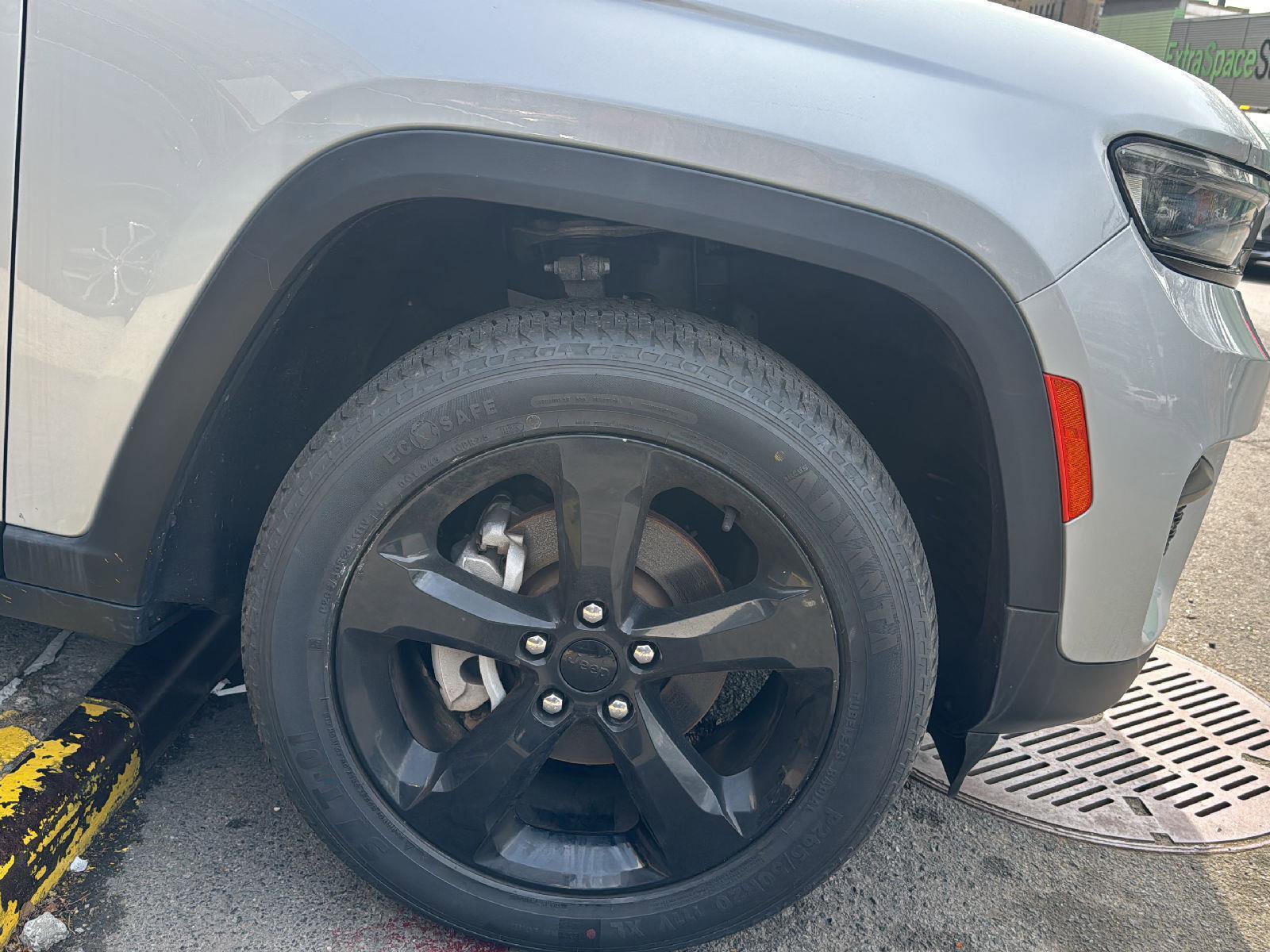 Used 2023 Jeep Grand Cherokee Altitude AWD/4WD image 37