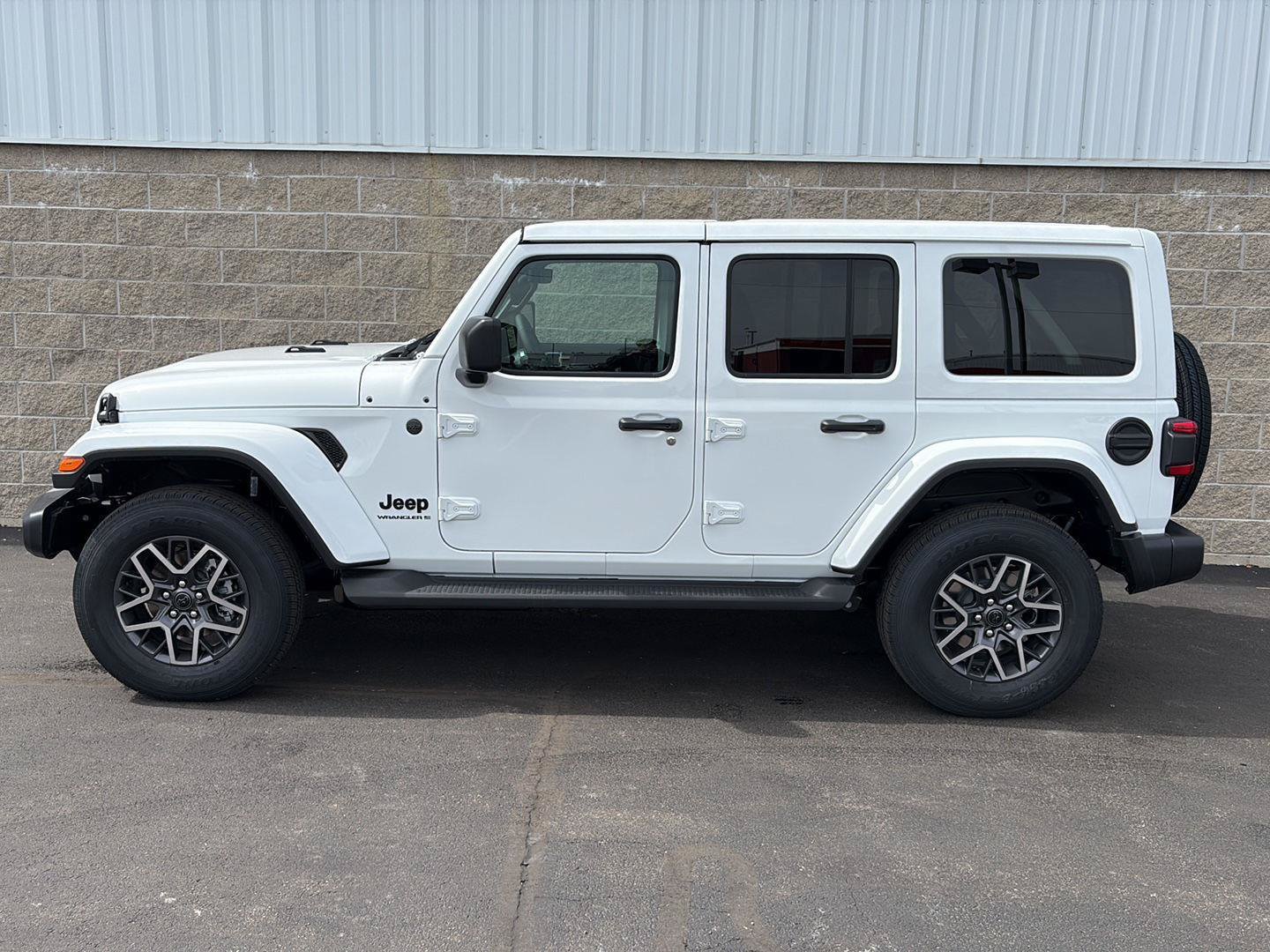 New 2026 Jeep Wrangler Sahara AWD/4WD image 40