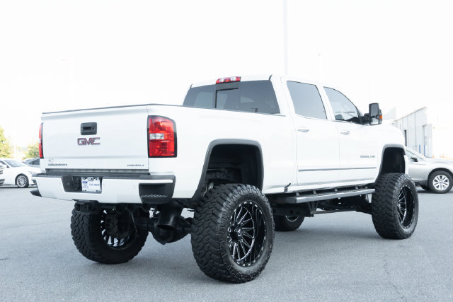 Used 2017 GMC Sierra 2500 Denali w/ Duramax Plus Package AWD/4WD image 11