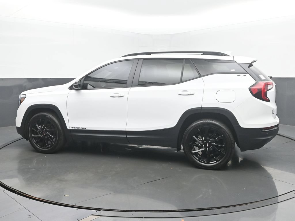 Used 2024 GMC Terrain SLE w/ Driver Convenience Package FWD image 3