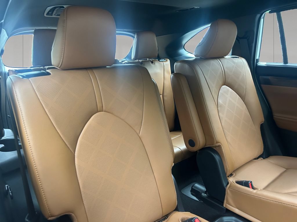 New 2026 Toyota Highlander Platinum AWD/4WD image 18