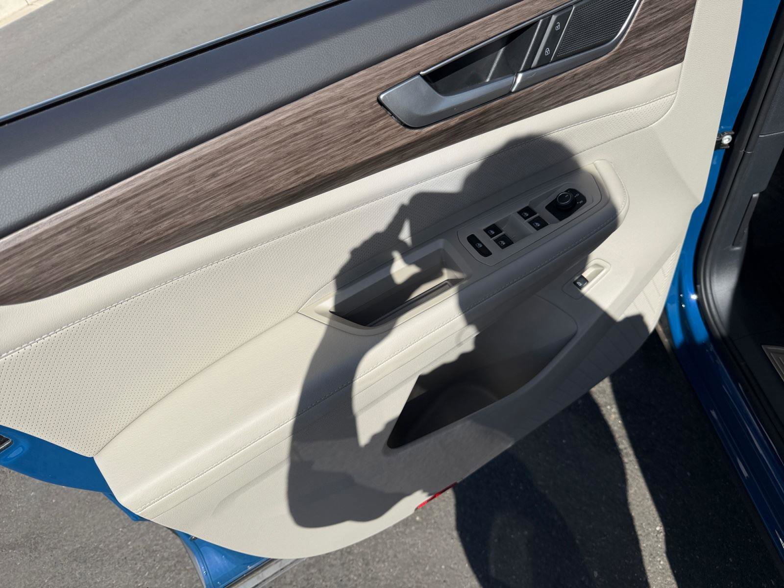 Used 2025 Volkswagen Atlas SEL AWD/4WD image 23