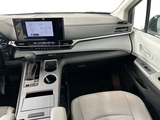 Used 2025 Toyota Sienna LE image 24