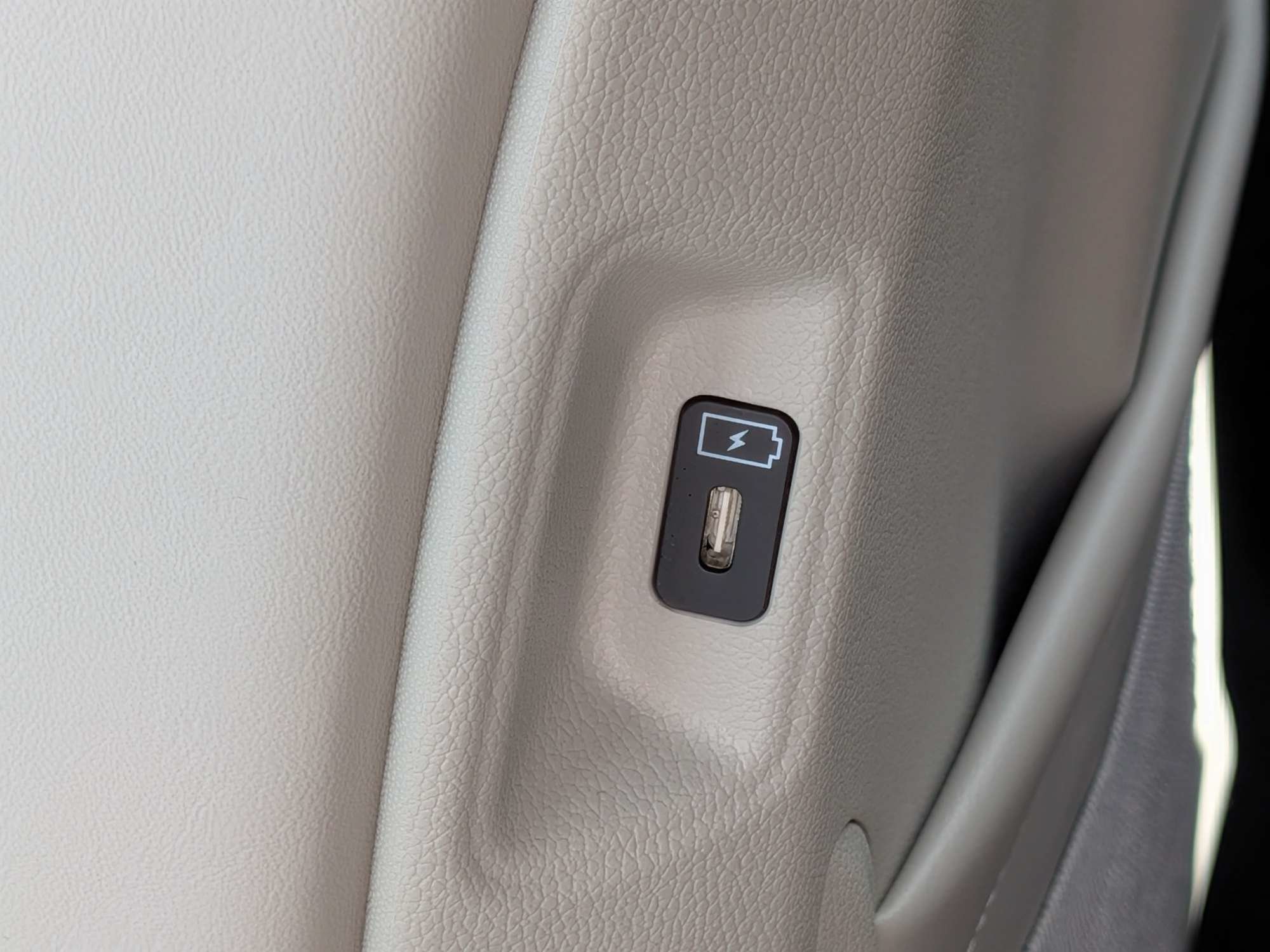 Certified 2025 Kia Sorento S w/ Panoramic Sunroof Package FWD image 18