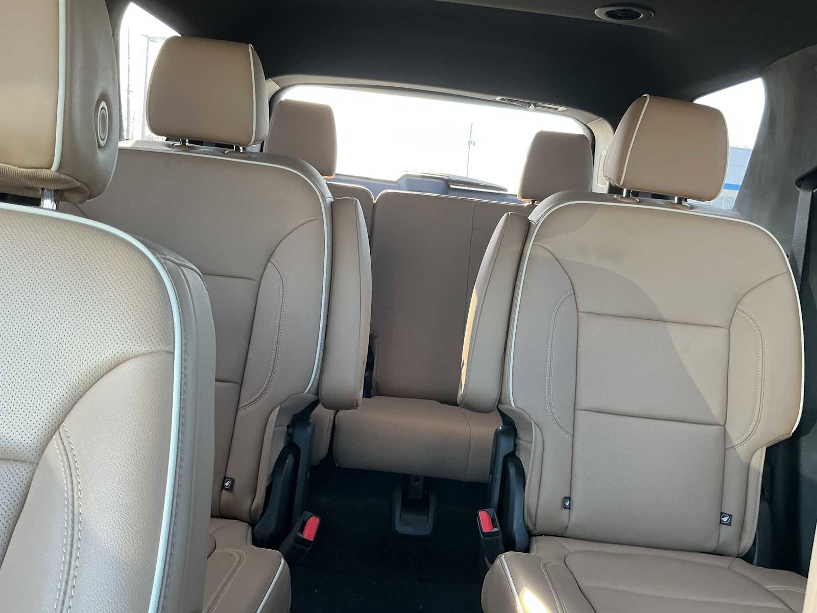 Used 2023 Chevrolet Traverse Premier FWD image 28