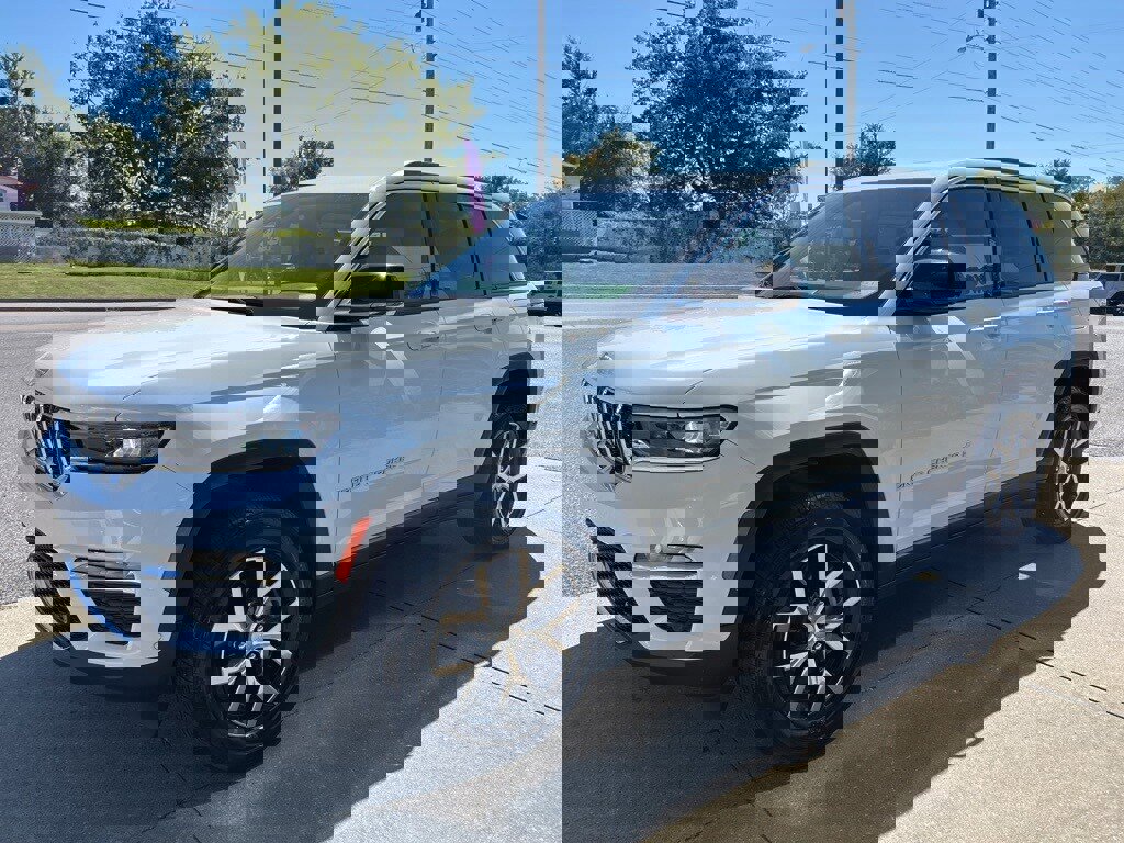 Used 2024 Jeep Grand Cherokee Limited w/ Luxury Tech Group II image 4