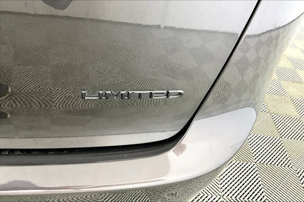 Used 2020 Chrysler Pacifica Limited w/ Advanced Safetytec Group FWD image 14