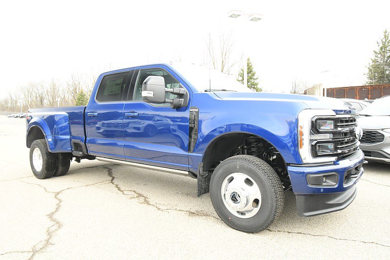 New 2026 Ford F350 Platinum w/ FX4 Off-Road Package AWD/4WD image 1