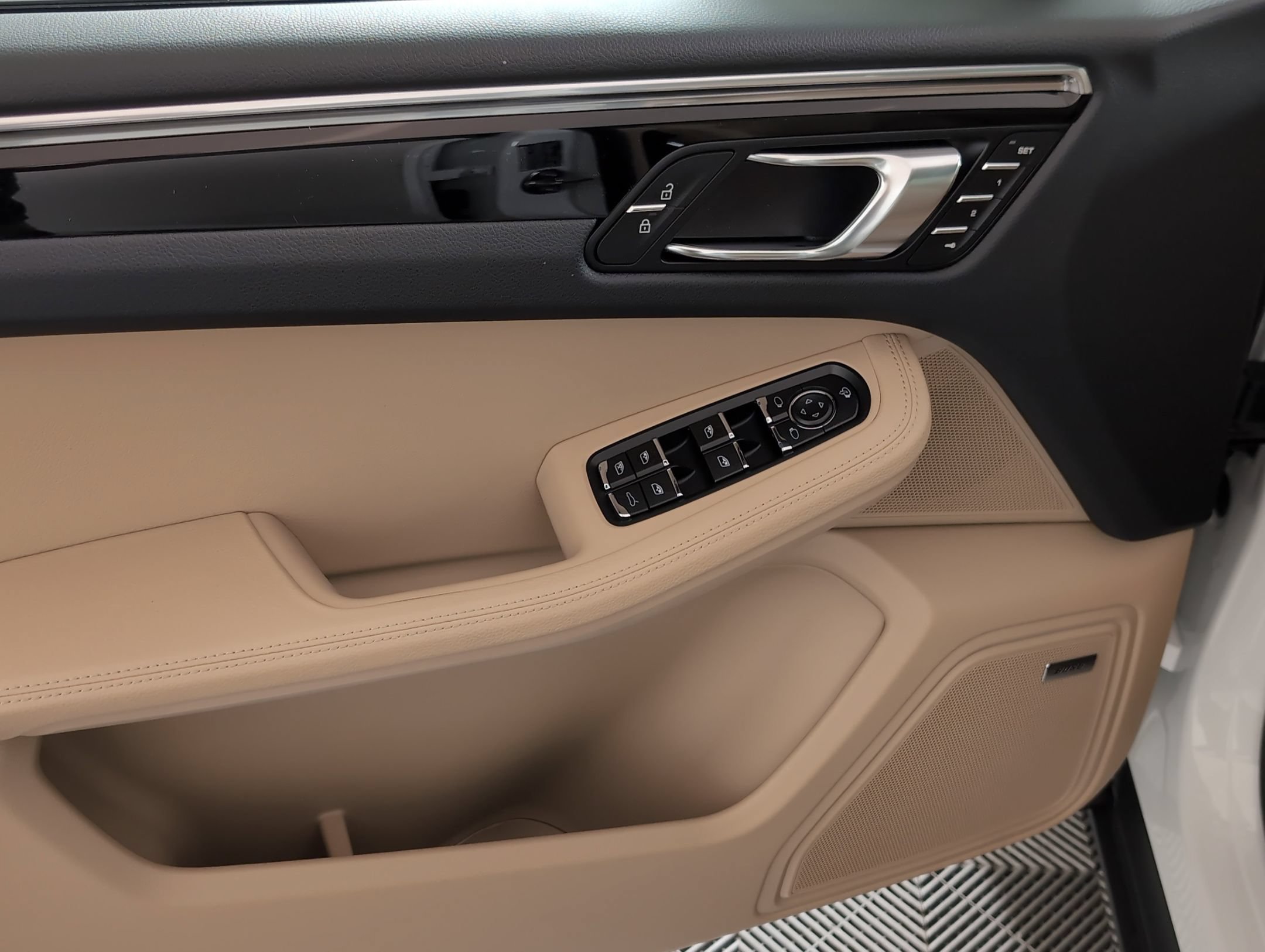 Certified 2026 Porsche Macan AWD/4WD image 16