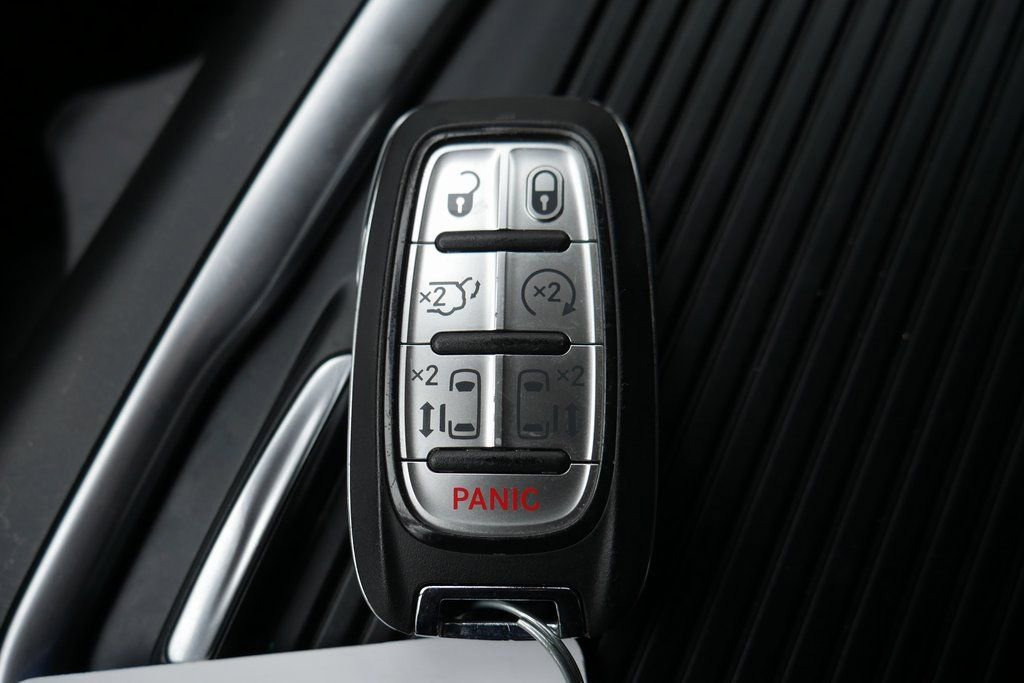 Used 2022 Chrysler Pacifica Touring-L image 18