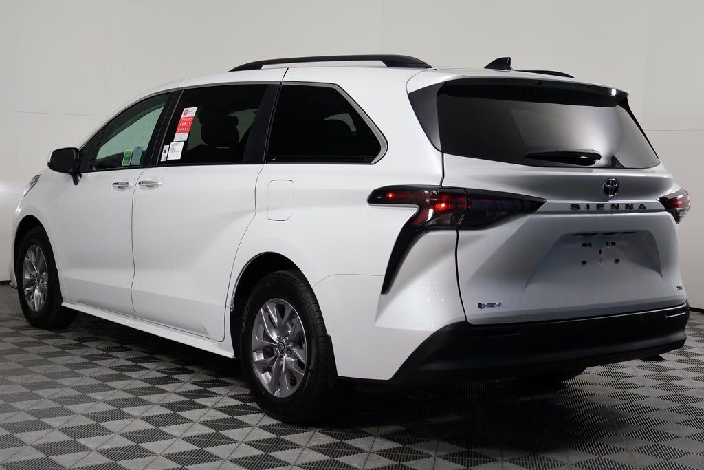 Used 2026 Toyota Sienna XLE FWD image 6