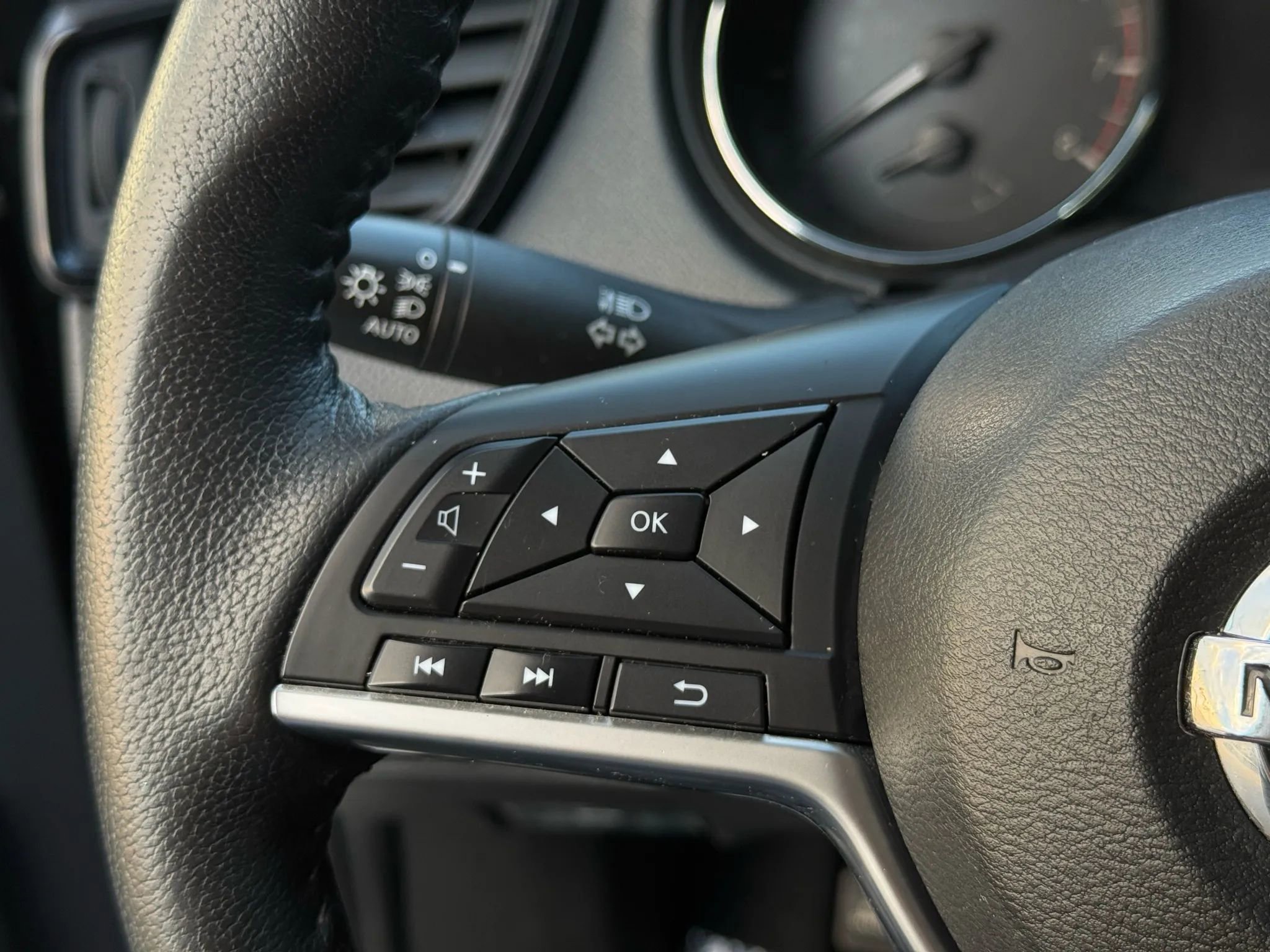 Used 2020 Nissan Rogue SV image 36