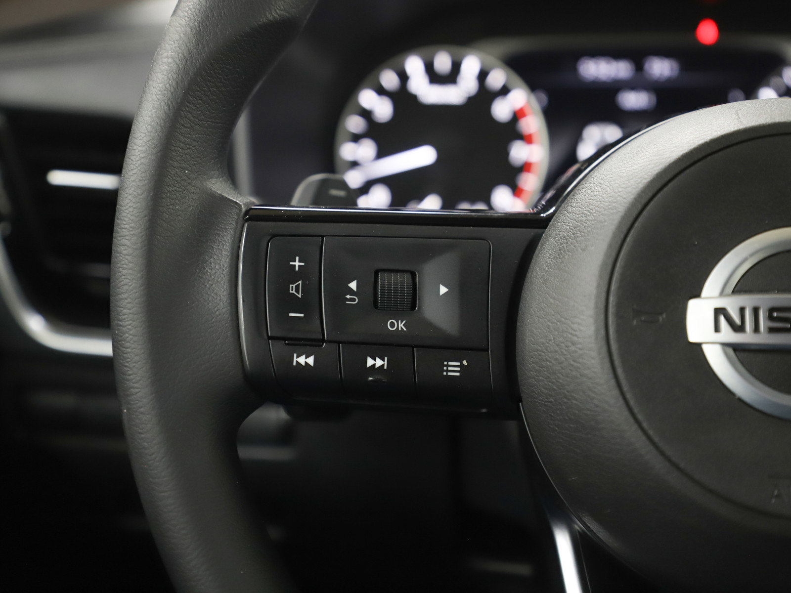 Used 2021 Nissan Rogue SV image 26