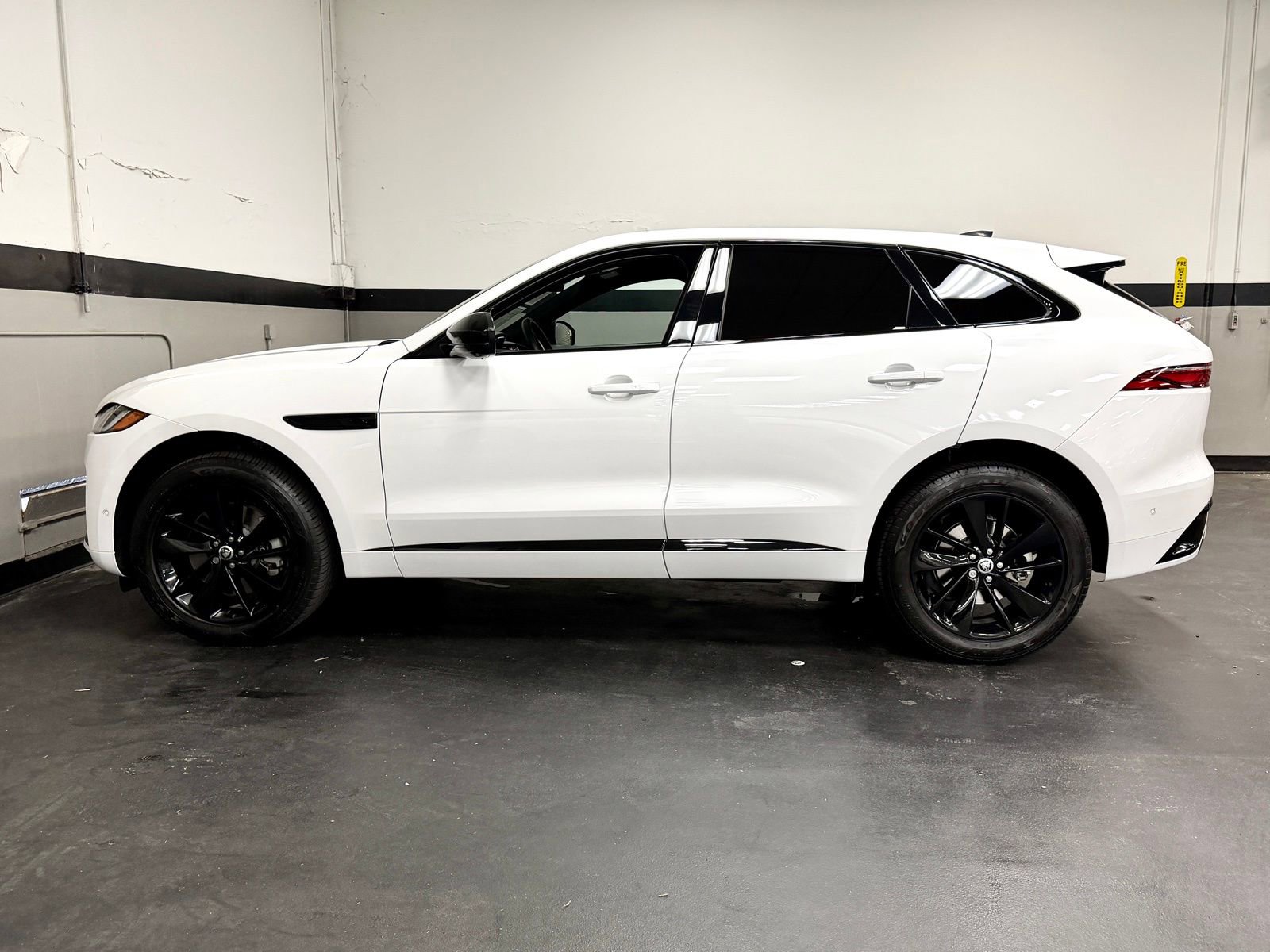 Used 2024 Jaguar F-PACE R-Dynamic S image 9