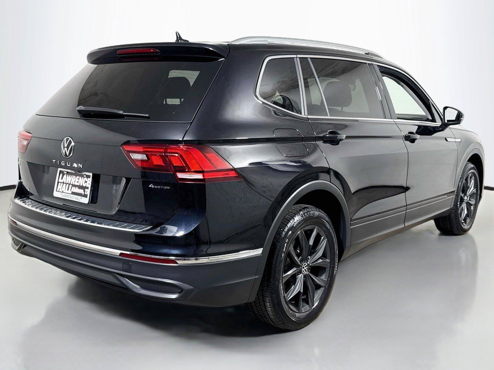 Used 2024 Volkswagen Tiguan SE AWD/4WD image 4