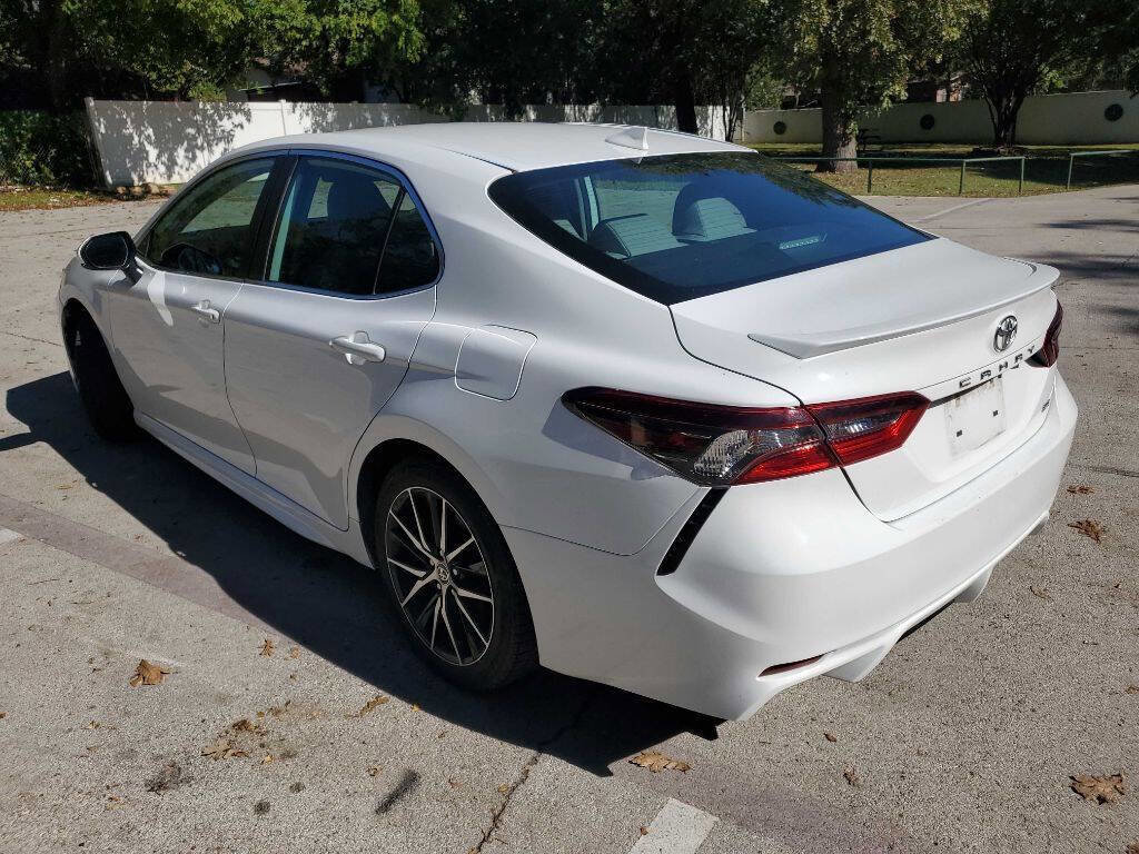 Used 2021 Toyota Camry SE image 4
