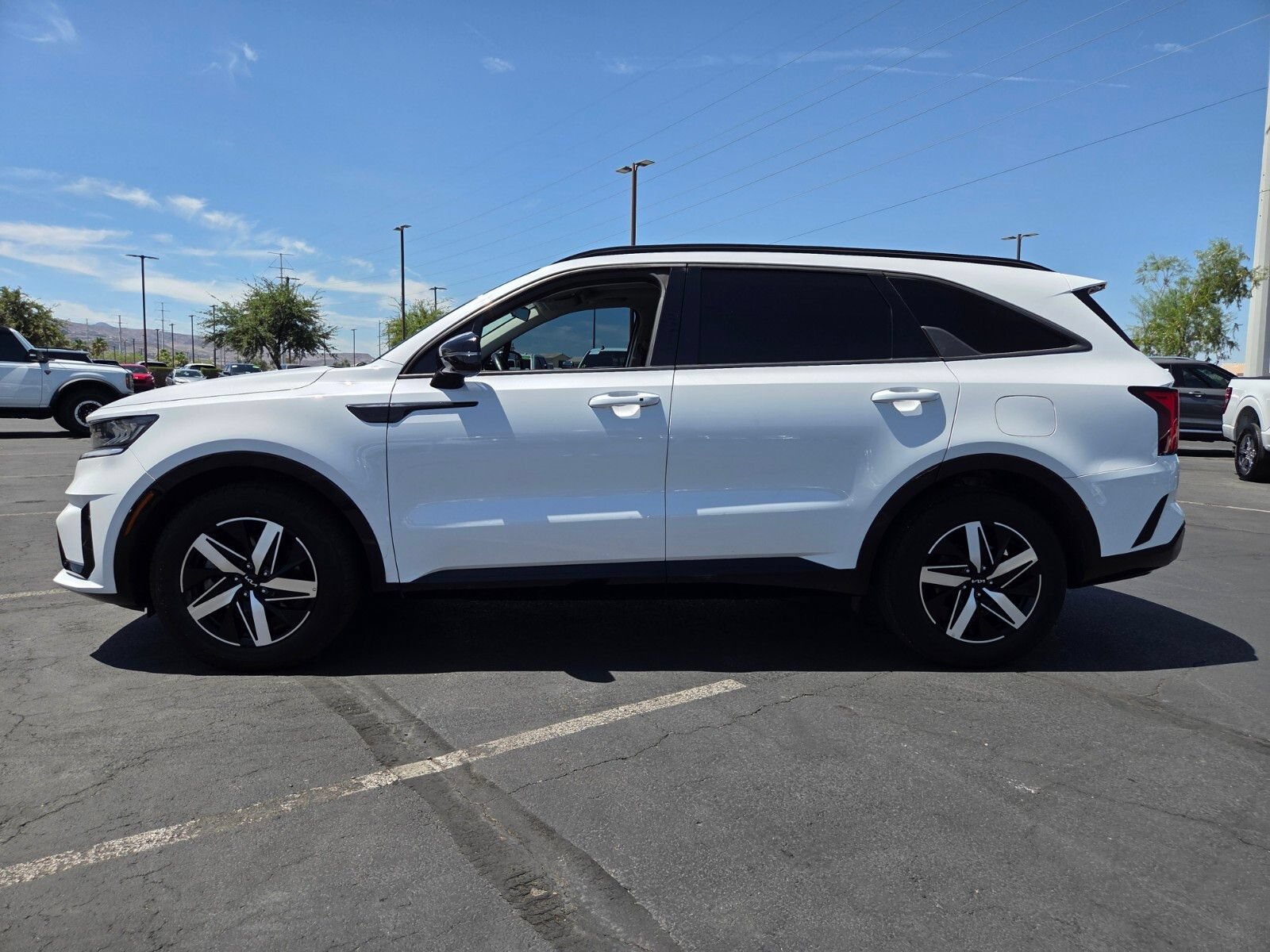Used 2022 Kia Sorento S w/ Panoramic Sunroof Package FWD image 3