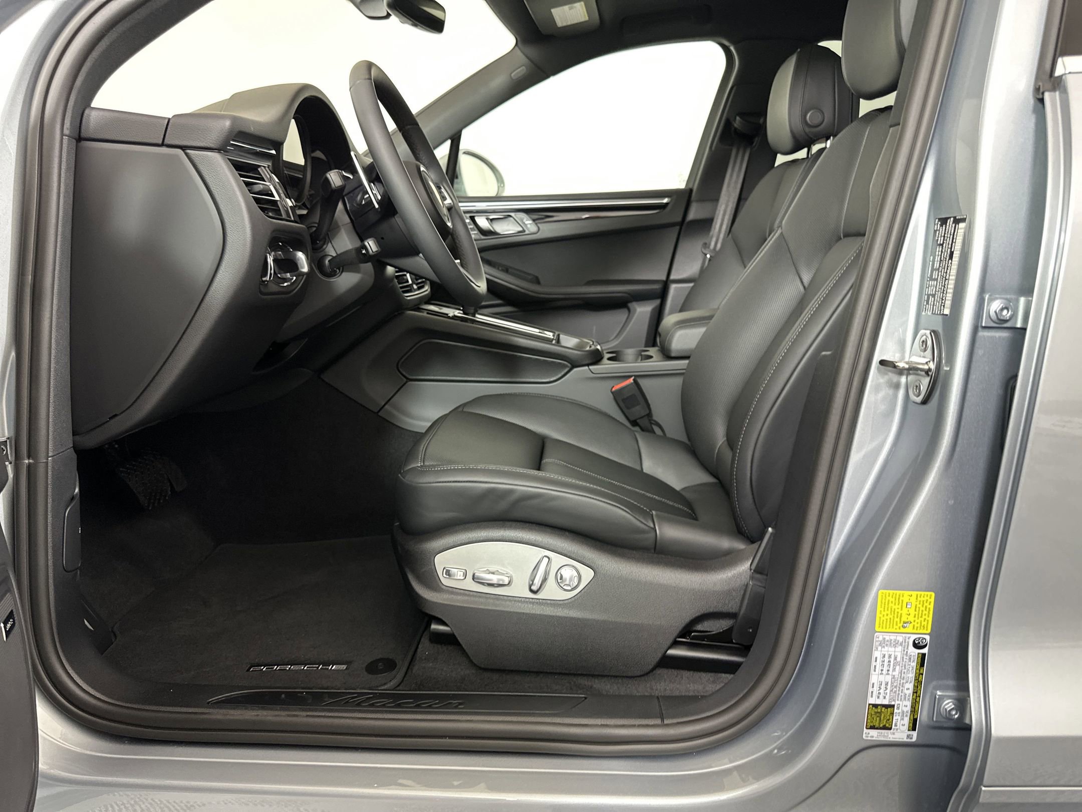 Certified 2025 Porsche Macan image 5