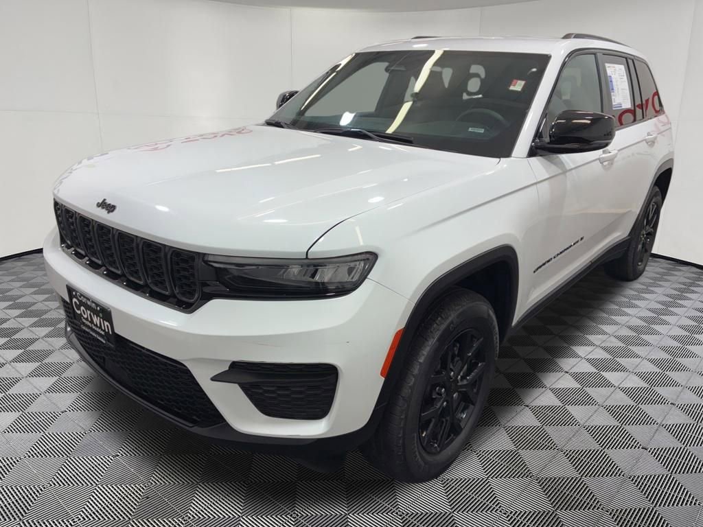 Used 2025 Jeep Grand Cherokee Altitude AWD/4WD image 3