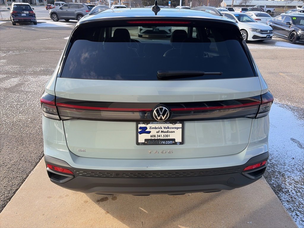 Certified 2025 Volkswagen Taos SE image 8