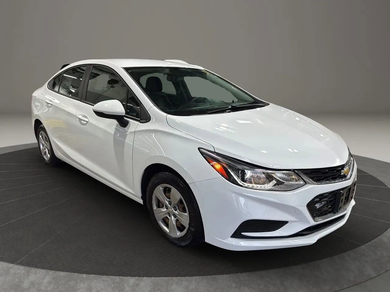 Used 2018 Chevrolet Cruze LS image 3