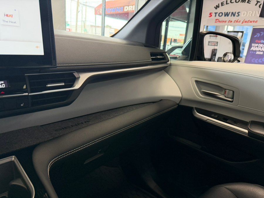 Used 2025 Toyota Sienna XSE FWD image 76