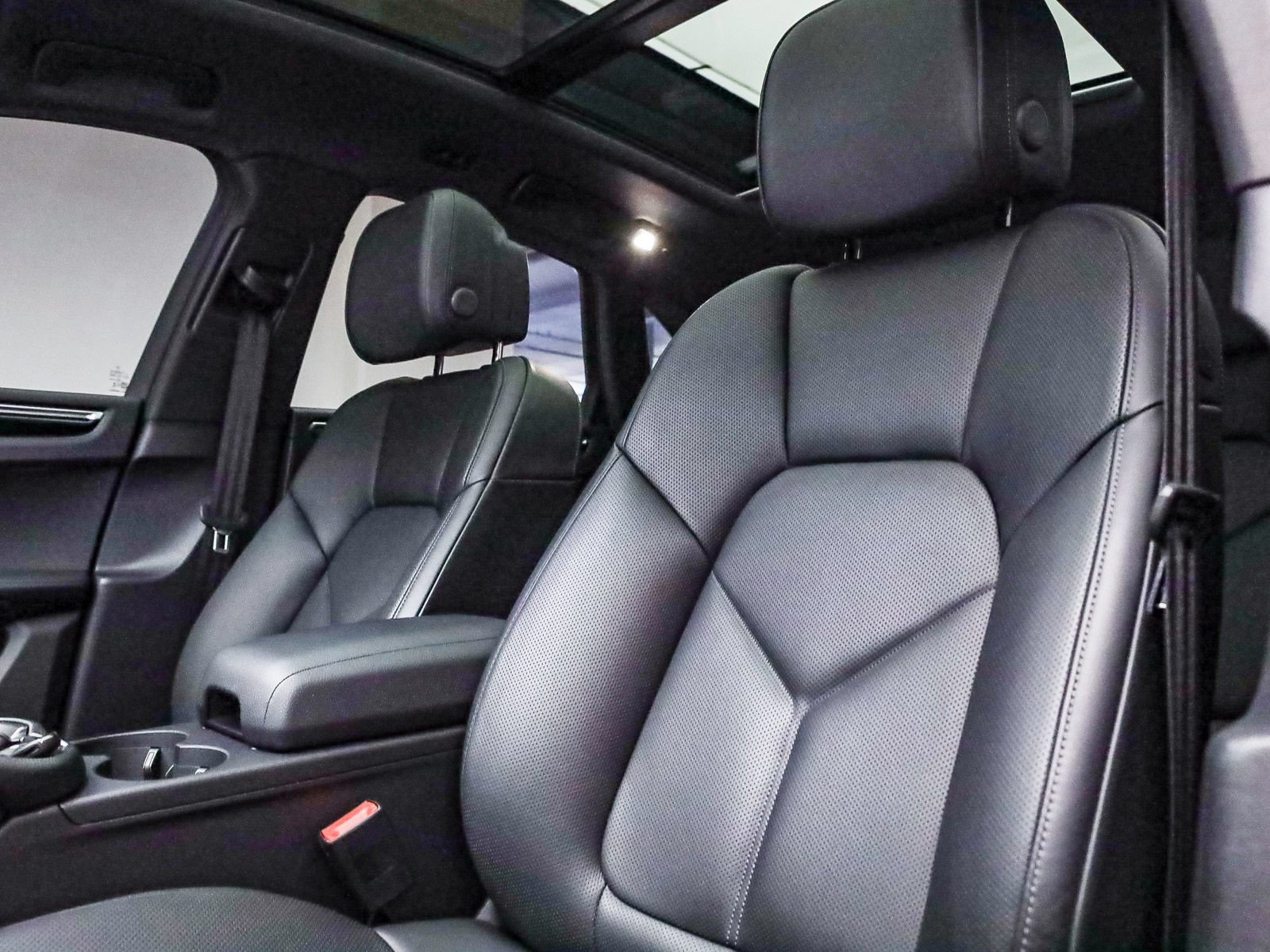 Certified 2026 Porsche Macan AWD/4WD image 5